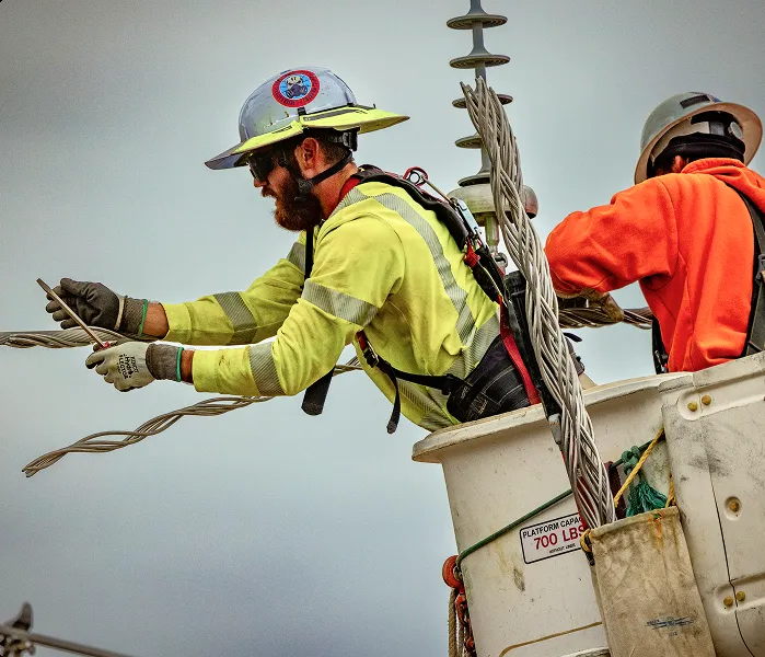 linemen-working-wires